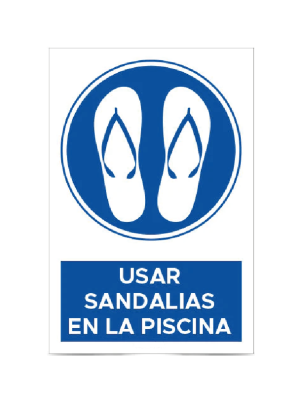 Usar sandalias en la piscina