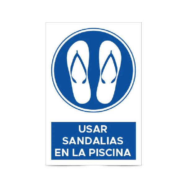 Usar sandalias en la piscina